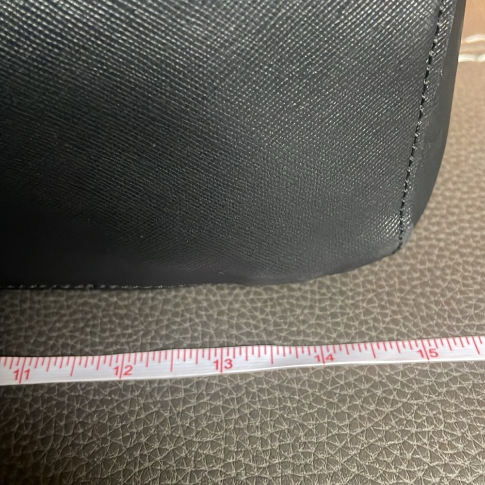 Coach shoulder bag preowned handles are cracking just at the shoulder area - Picture 10 of 11